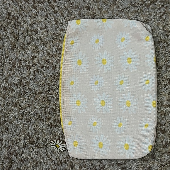 4 Piece Skincare Bundle - Picture 6 of 8